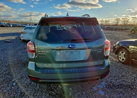 2017 Subaru Forester 2.5I Premium z USA, uszkodzony, nr VIN JF2SJAEC8HH403219
